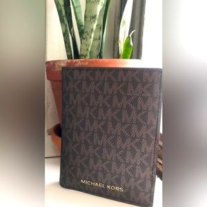 NWOT💫MICHAEL KORS💫 Monogram Passport Holder